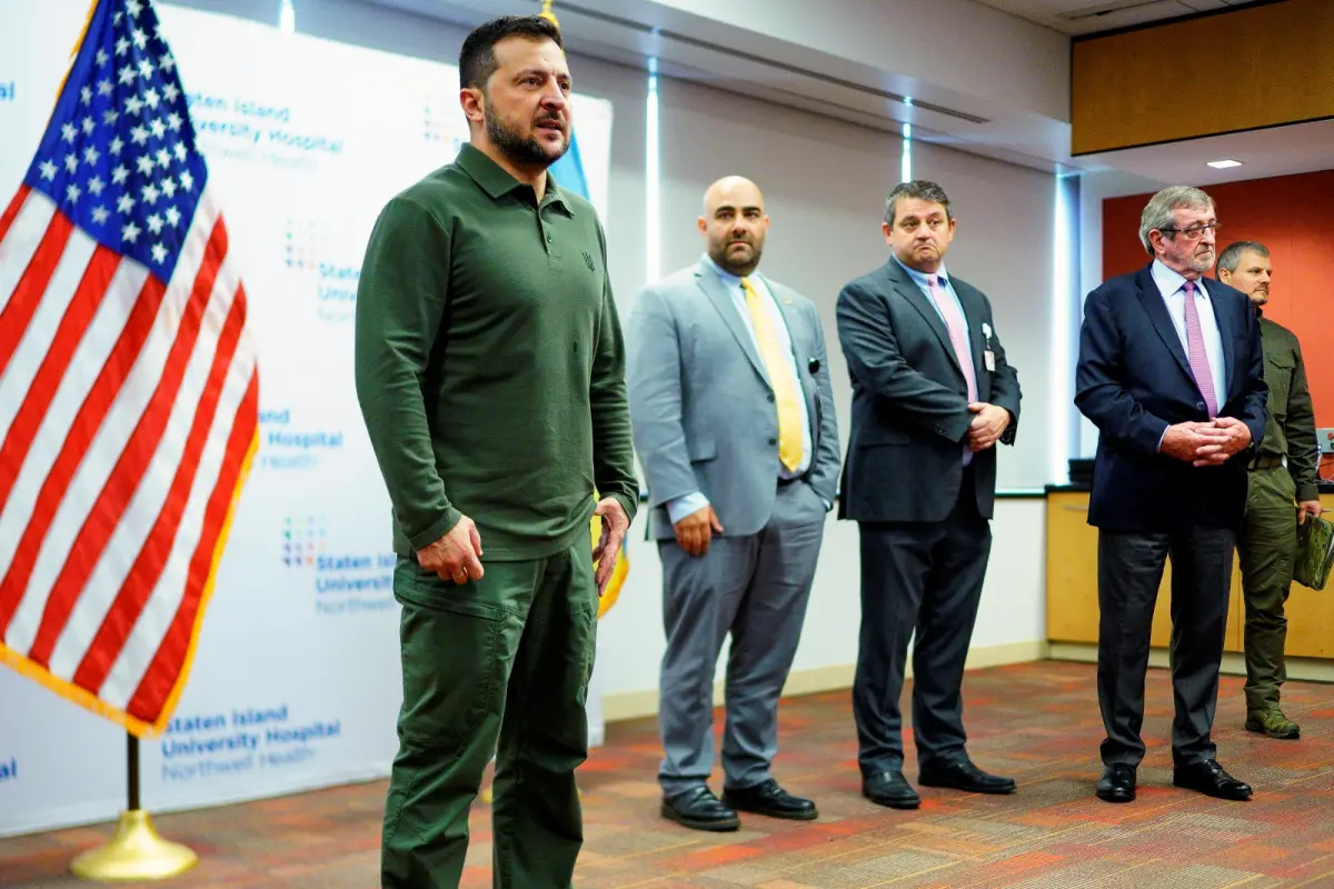 ▲烏克蘭總統澤倫斯基抵達紐約，前往一家醫院探視正在美國接受治療的烏克蘭傷兵。（圖／美聯社／達志影像）