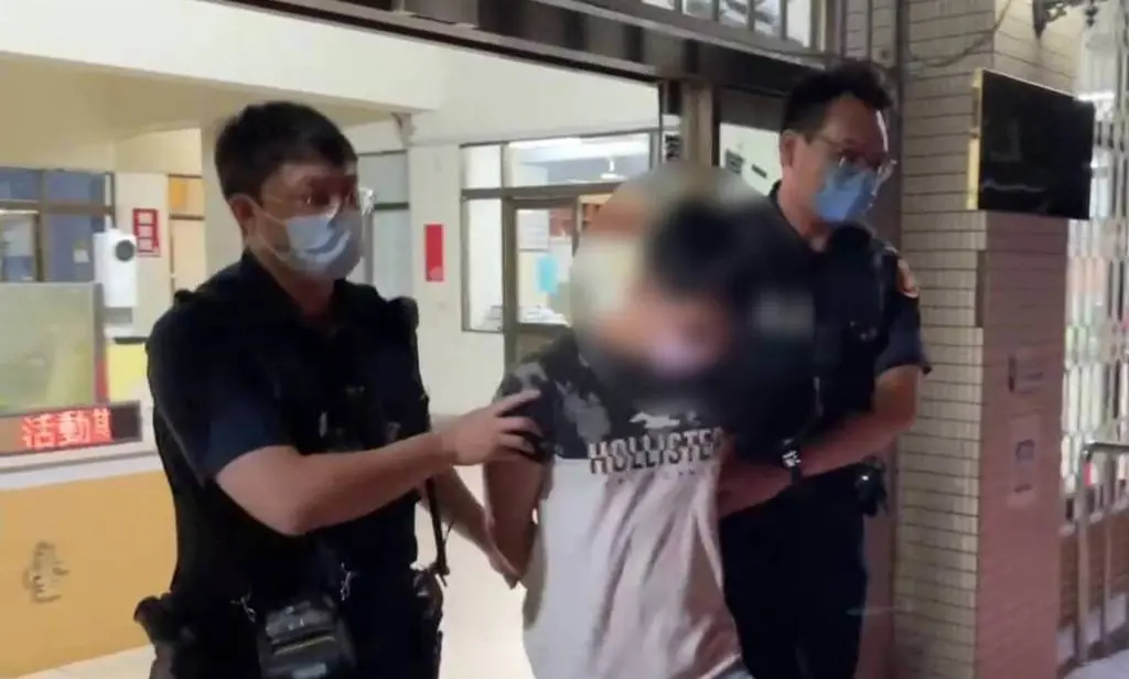 ▲台南梁姓男子15日在中西區五金行涉嫌竊取現金、黃金得手後，食髓知味，18日再度侵入被屋主發現，梁男竄躲附近工地6小時，仍被警方巡查捕獲並起出毒品，依法送辦。（圖／翻攝畫面）