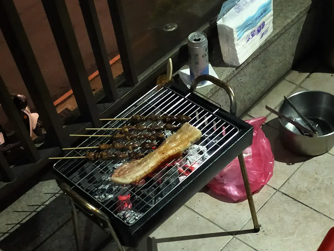 ▲中秋節將至，曾有民眾在自家陽台開烤肉趴，被警察找上門才知違法，恐面臨5000至10萬元罰鍰。（圖／爆怨公社臉書）