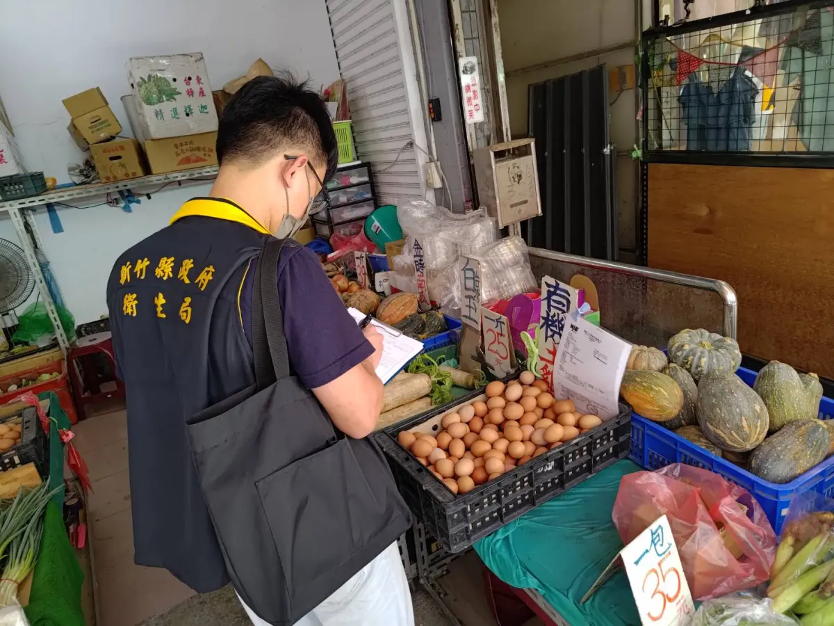 ▲竹縣衛生局啟動市售雞蛋加強稽查專案，每月查核50件以上蛋品。稽查場域包括大賣場、連鎖超商、傳統雜貨店、早餐店、烘焙業、餐飲業等處。（圖／新竹縣政府提供）