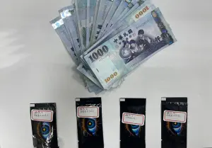 ▲梁嫌遭逮捕後，身上起獲19日所行竊現金15000元及另在車上查獲4包毒品咖啡包15公克。（圖／台南市第二分局提供）