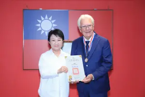 台中是我家!85歲挪威牧師尤約翰奉獻偏鄉醫療 獲頒榮譽市民