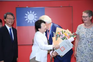 台中是我家!85歲挪威牧師尤約翰奉獻偏鄉醫療 獲頒榮譽市民 ▲盧秀燕給尤約翰一個大大的擁抱,感謝他將一生中最精華的歲月貢獻給台灣。(圖/台中市政府提供,2023.09.19)