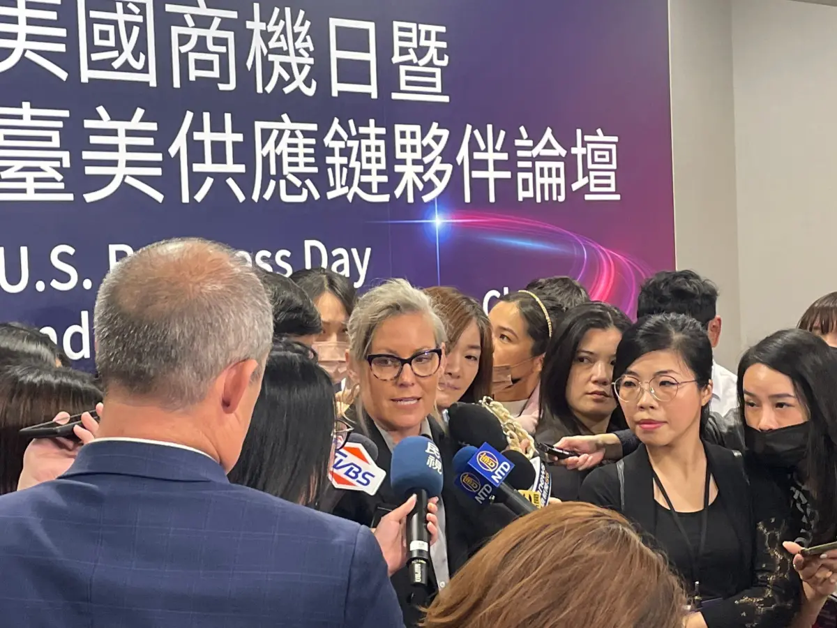 ▲美國亞利桑那州州長霍布斯（Katie Hobbs）今（19）日率團參加「2023年美國商機日」，會後接受媒體聯訪。（圖／貿協提供）