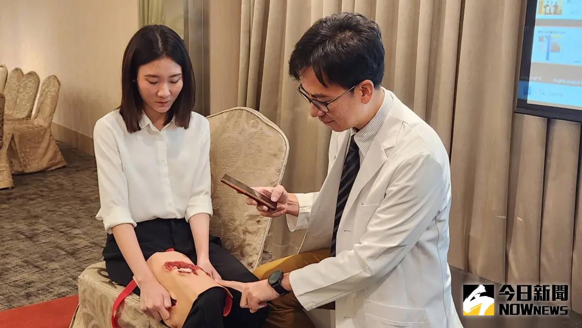 ▲元智大學攜手亞東醫院，開發AI輔助遠距傷口照護平台，提供病患或照護者居家使用，方便醫療端遠距監測。（圖／記者李琦瑋攝，2023.09.19）