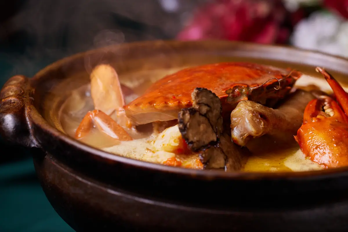 ▲時尚中餐廳《玖尹》端出以粵菜為底融合江浙、潮汕及南洋異國風味的各式螃蟹料理，大菜小點皆有，像是老鴨當歸紅蟳金湯等。點滿兩道螃蟹料理，整桌享有88折。（圖／玖尹提供）