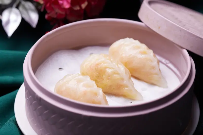 ▲「蟹黃蛋白鮮蝦餃」的內餡,是特別以禿黃油炒香蟹黃與蟹肉,再加入鮮蝦與低溫油炸蛋白等。(圖/玖尹提供)