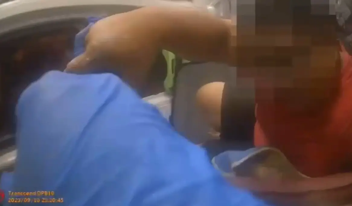 ▲男子吸毒後深夜騎車自摔，送醫途中突抓狂揮拳毆打救護員。（圖 ／翻攝畫面）