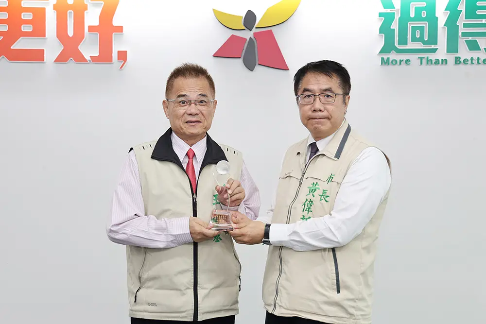 ▲台南市勞工局連8年獲輔導勞資雙方簽訂團體協約特優獎，市長黃偉哲(右)感謝勞工局長王鑫基(左)付出（圖／台南市政府提供）