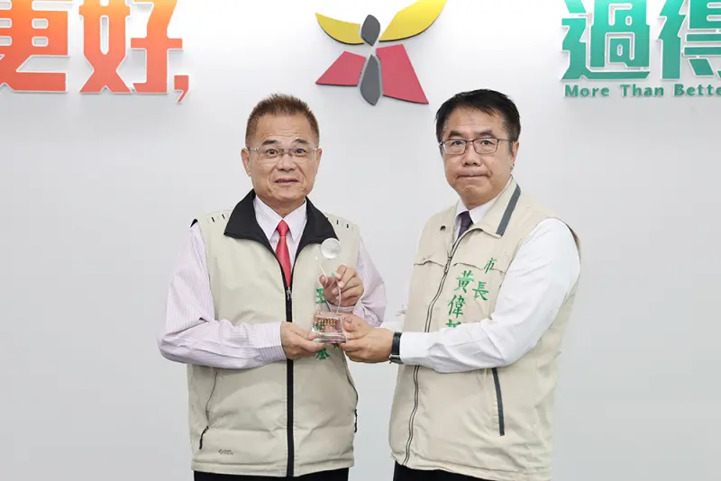 ▲台南市勞工局連8年獲輔導勞資雙方簽訂團體協約特優獎，市長黃偉哲(右)感謝勞工局長王鑫基(左)付出（圖／台南市政府提供）