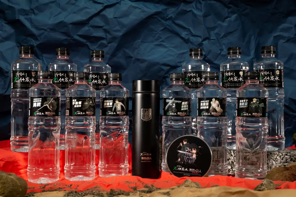 ▲多喝水鹼性竹炭水聯名人氣動漫《進擊的巨人 The Final Season》推出6款限量包裝、無線充電盤及調查兵團保溫杯等精美贈品。（圖／品牌提供）