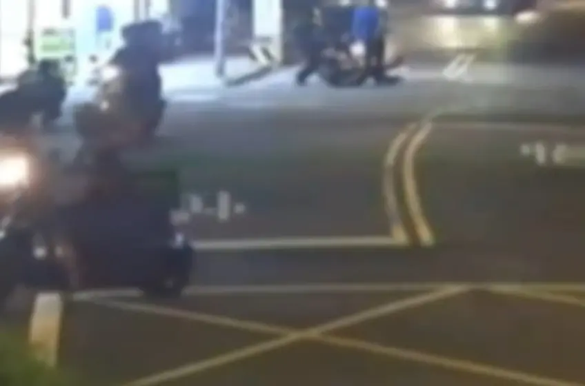 ▲板橋酒醉父子檔當街毆打計程車運將。（圖 ／翻攝畫面）