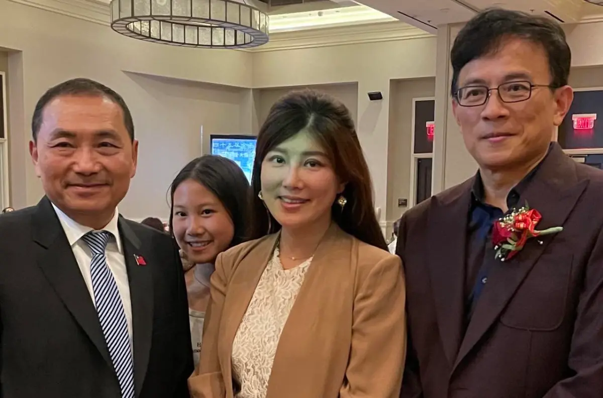 ▲前電視節目主持人彭文正曬出與國民黨總統參選人侯友宜的合照。（圖／翻攝自彭文正臉書）