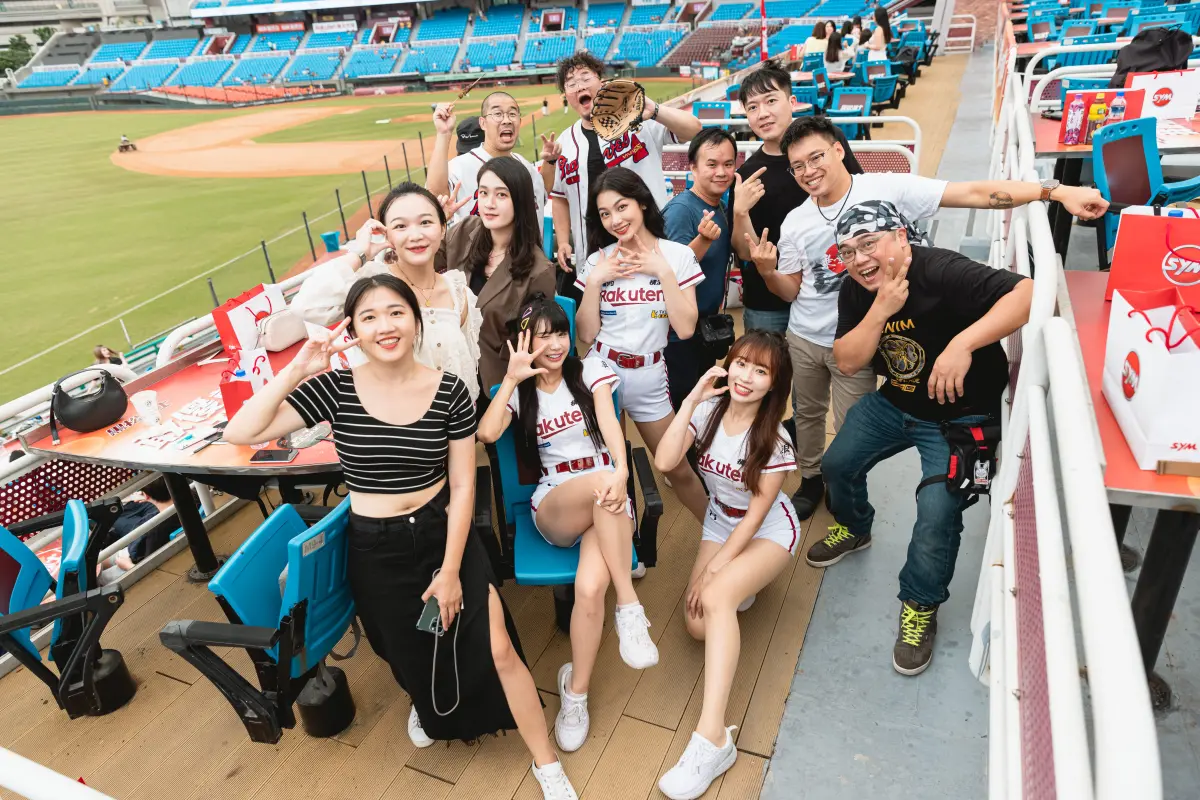 ▲CLBCU車主的樂天女孩帶領互動，賽前提供享受觀看球賽秘訣（圖／品牌提供）