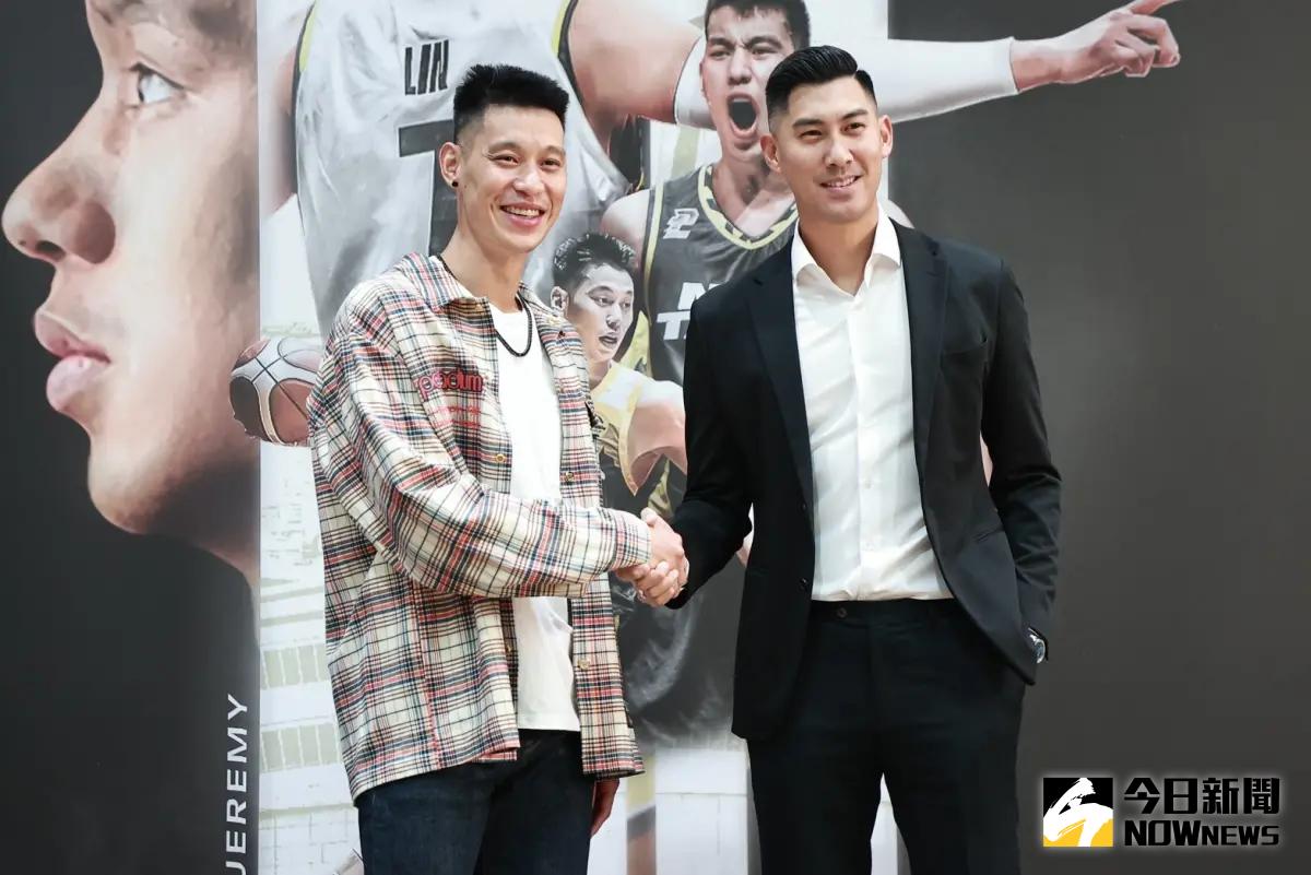 ▲林書豪和新北國王總經理毛加恩握手合影，他新賽季和國王簽定的合約為「1+1」，仍不確定這是否為他個人生涯最後一個賽季。（圖／記者葉政勳攝）