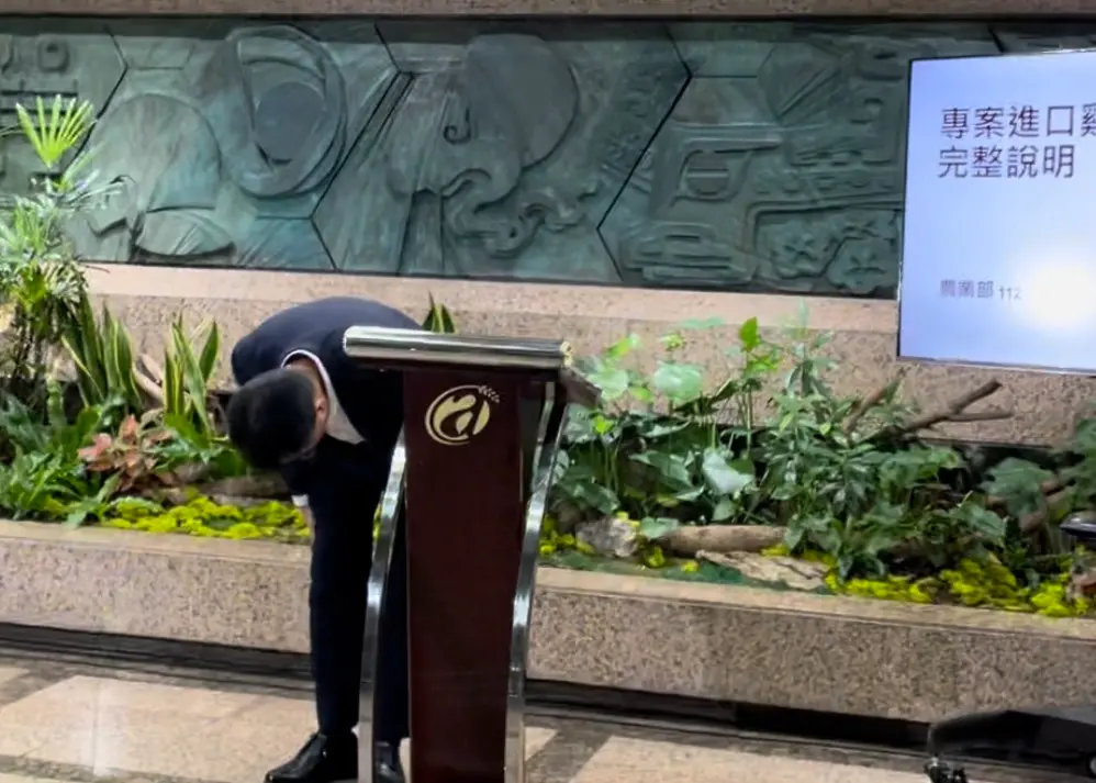 ▲農業部長陳吉仲神隱1日後，親自主持記者會、並於會中鞠躬3秒，為造成社會紛擾道歉。（圖／記者林志怡攝，2023.09.19）