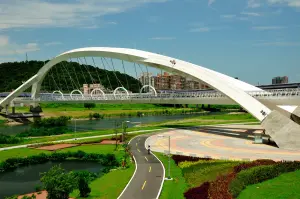 ▲陽光橋是新北市第一座專供行人及自行車通行的跨河景觀橋。（圖 ／新北市政府高灘地工程管理處提供）