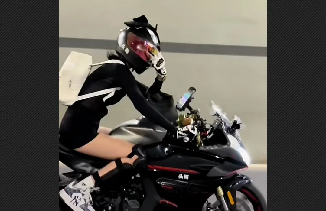 ▲中國重機女網紅「頭哥」，日前在四川省重慶市區某隧道，疑似因超車時車速過快失控，結果不慎自撞身亡。資料照片。（圖／翻攝自微博）