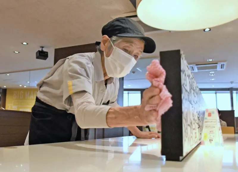 ▲日本90歲奶奶本田民子退休後持續在麥當勞上班，一做就是23年。（圖／翻攝自每日新聞）