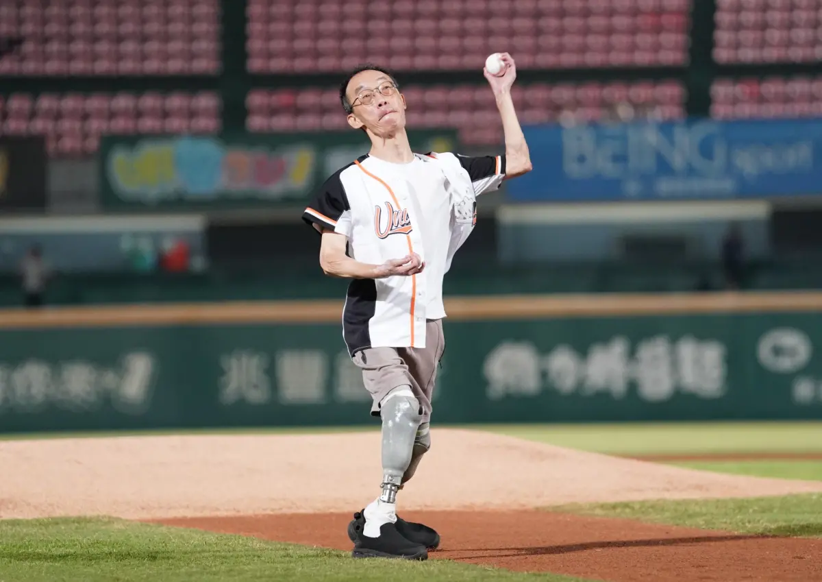 ▲ 王致遠博士是真正的生命鬥士！受邀為統一獅開球。（圖／統一獅提供）