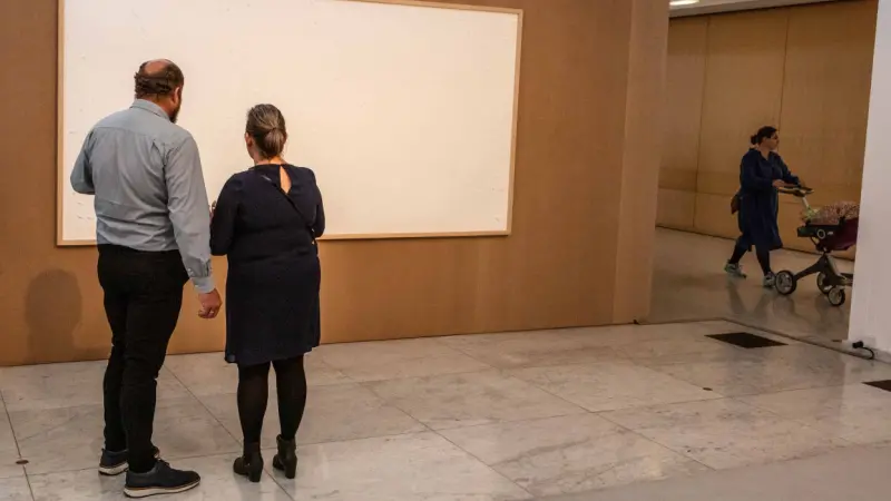 ▲丹麥藝術家哈寧（Jens Haaning）收了博物館新台幣244.4萬元，交出兩幅空白畫框，並將作品命名為《拿了錢就跑》，結果被告上法院，法院判決出爐要他還錢。（圖／翻攝自Kunsten Museum of Modern Art官網）