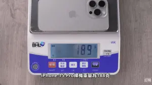 ▲iPhone 15 Pro系列在這一代都比上一代輕了大約20克。（圖/YT@Joeman）