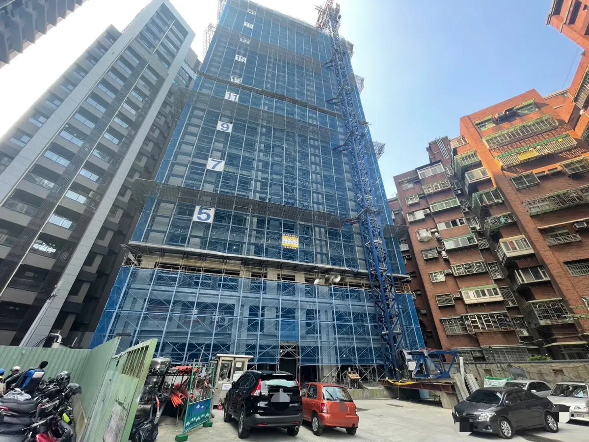 ▲板橋一名女工人維修電梯時，疑似不慎從4樓的電梯井，摔墜到地下2樓，失去生命跡象搶救不治。（圖／翻攝畫面）