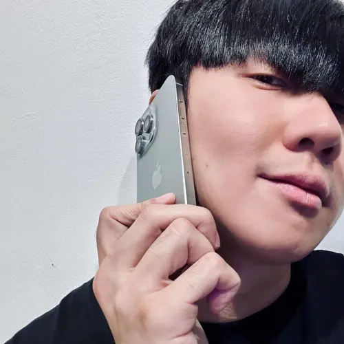 ▲林俊傑炫耀iPhone 15 Pro Max。（圖／翻攝自林俊傑臉書）
