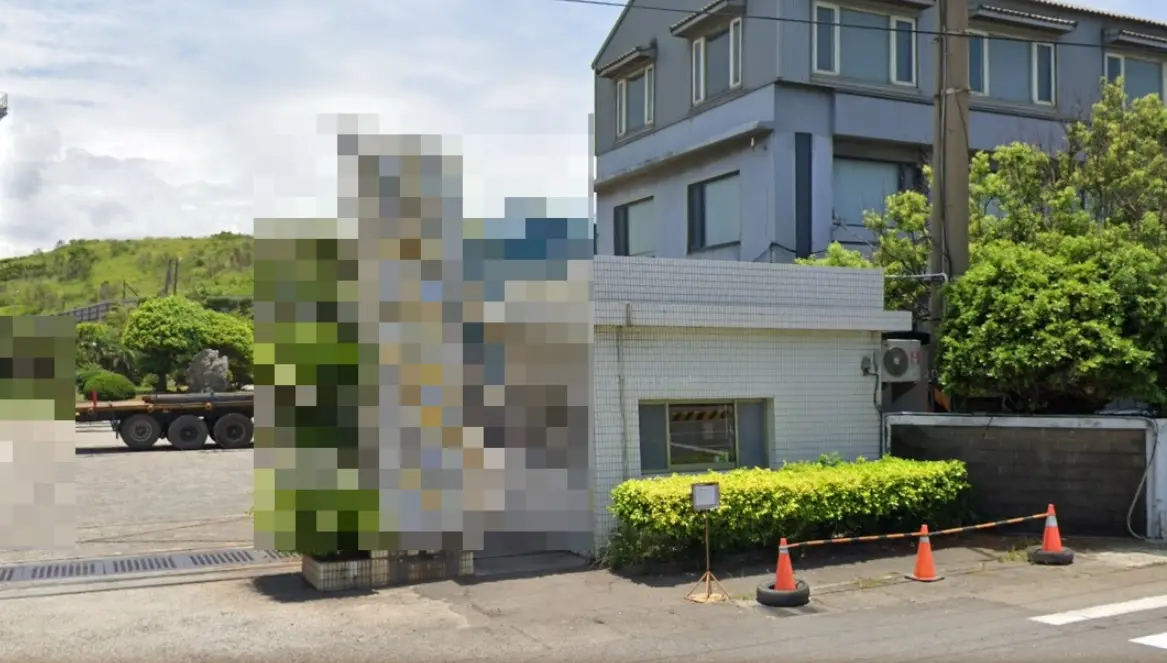 ▲本月17日，苗栗縣通霄鎮某煉鋼廠發生工安意外，60歲的余姓工人，不慎失足墜落電爐，由於爐中溫度達上千度，余男當場被燃燒斃命，遺體僅剩骨骸。（圖／翻攝googlemap）