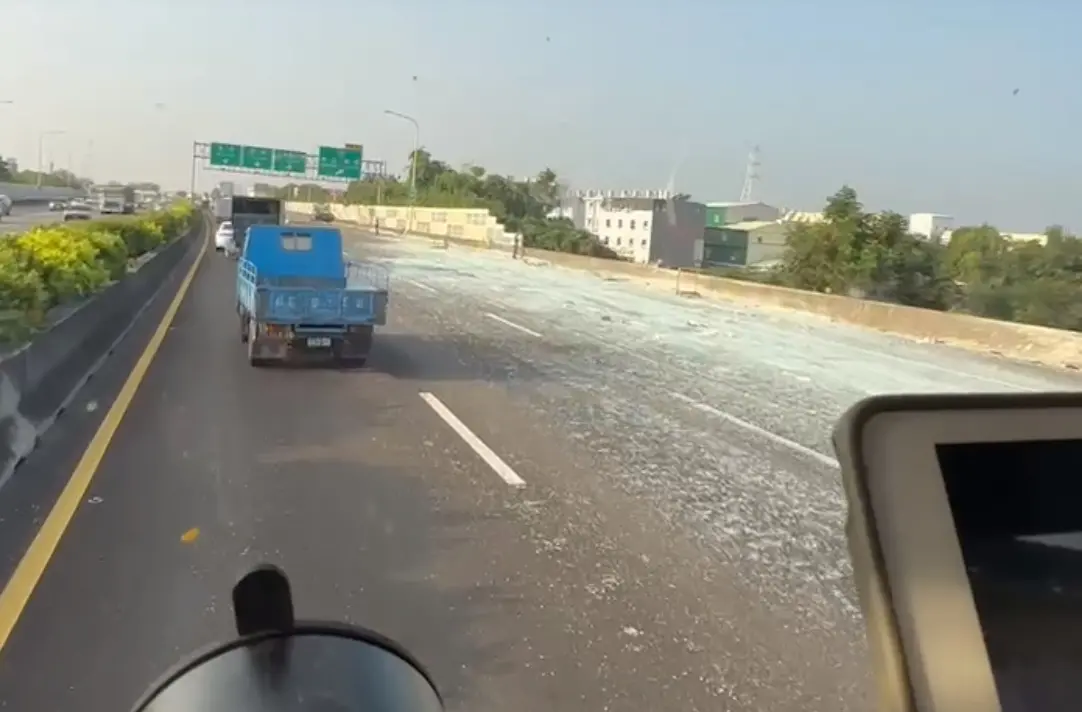 ▲國道一號南下197公里處、彰化交流道附近一輛大貨車發生自撞車禍，車上玻璃摔碎滿地，導致國道上佈滿碎玻璃。（圖／翻攝畫面）