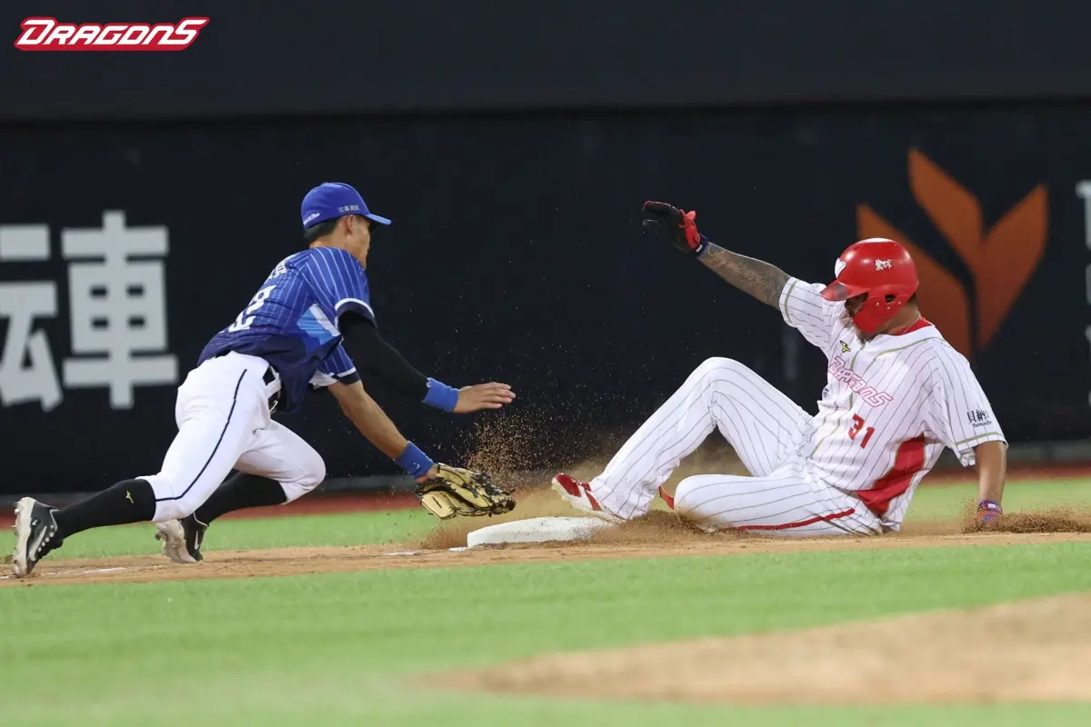 ▲味全龍隊41歲「大師兄」林智勝，狂奔跑出三壘安打，是他本季第一支、生涯第28支三壘安打。（圖片提供/味全龍）