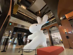 ▲10米高巨型兔子「太極尼尼」藝術裝置。（圖／記者蕭涵云攝）