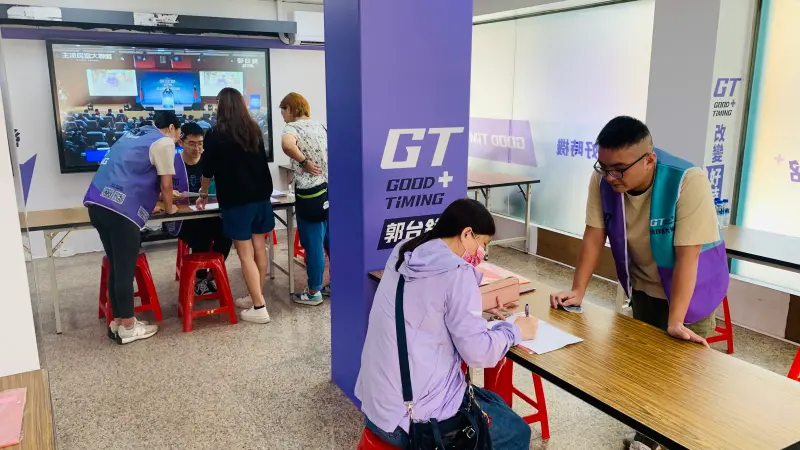 ▲彰化市的連署站人潮較少，前3位連署者都是年輕女性。（圖／記者顏幸如攝，2023.09.20）