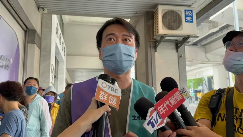 ▲郭台銘中區連署執行主任陳玄倫表示，台中首日目標是3000份，預計要衝到20萬份連署書。（圖／記者顏幸如攝，2023.09.20）