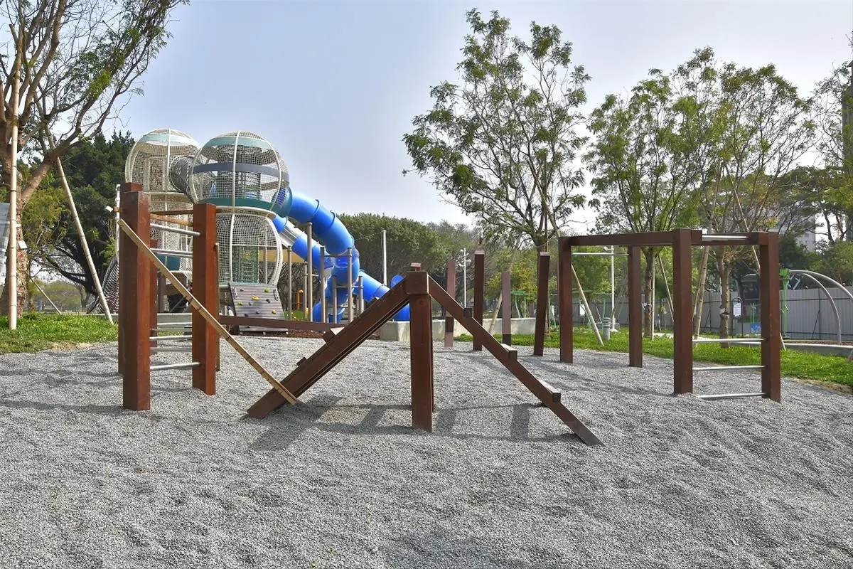 ▲中秋連假將至，家家烤肉萬家香，高市府工務局提醒市民朋友依「高雄市公園管理自治條例」公園禁止烤肉及燃放鞭炮處新台幣1000元以上、6000元以下罰鍰。其經告誡仍有不從者，得按次處罰。(圖／高市府提供)