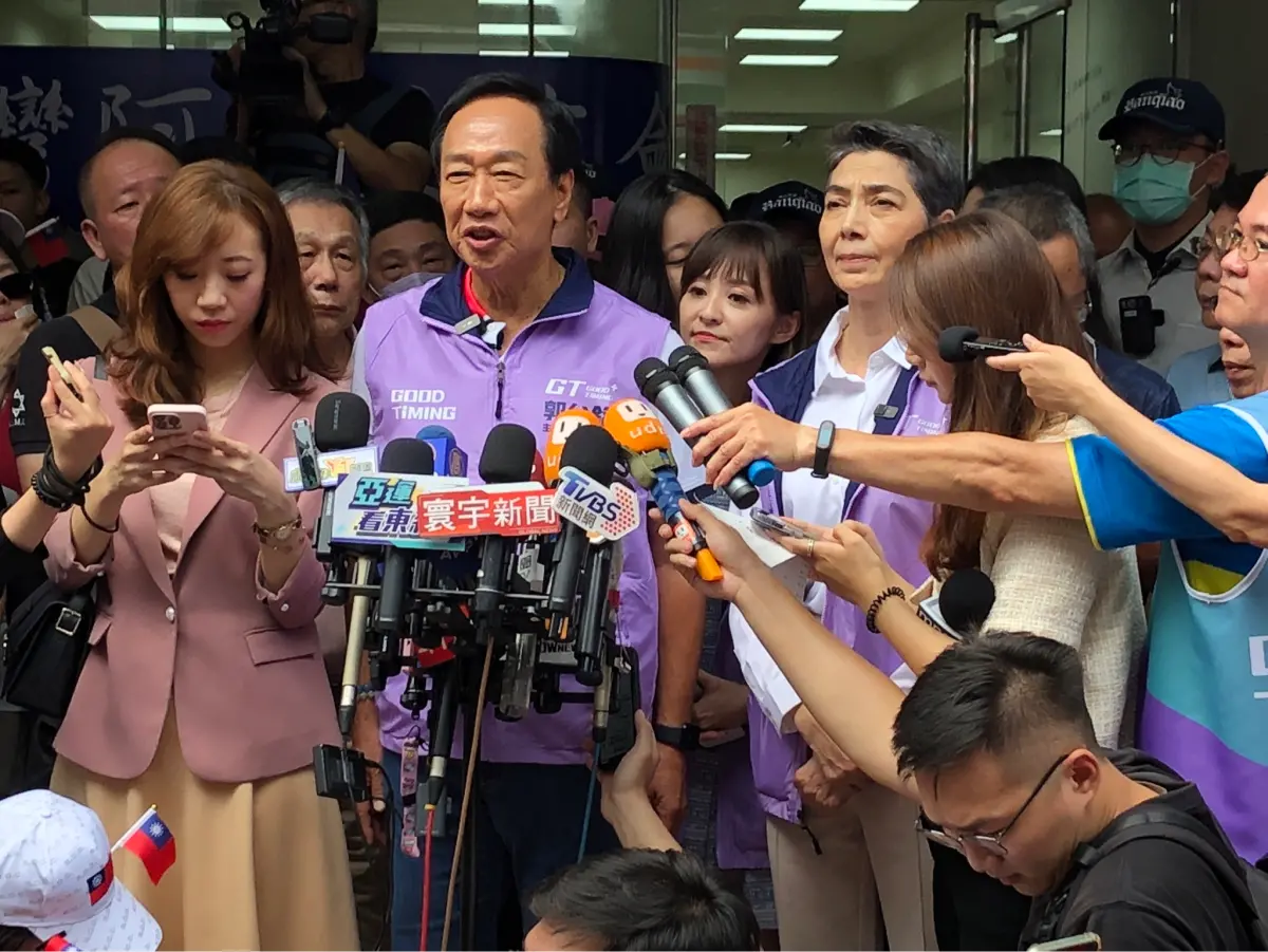 ▲郭台銘、賴佩霞今一同抵達板橋連署站點，看到現場大批支持者相挺，郭受訪時坦言感到非常感動，連署第一天非常踴躍，超出他的想像。（圖／記者嚴俊強攝）