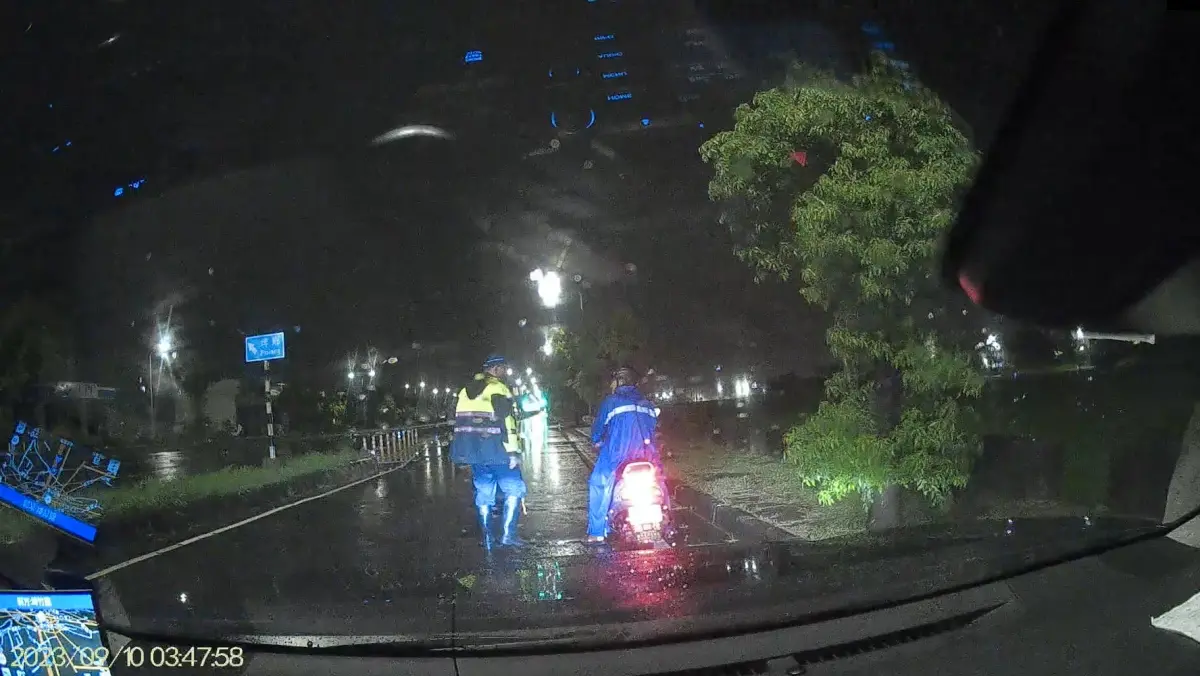 ▲凌晨3時熱心民眾報案，大雨中見騎士徒步牽車路肩行走相當危險，水上分局南新派出所隨即派出員警2員前往觀察。（圖／嘉義縣水上分局提供）