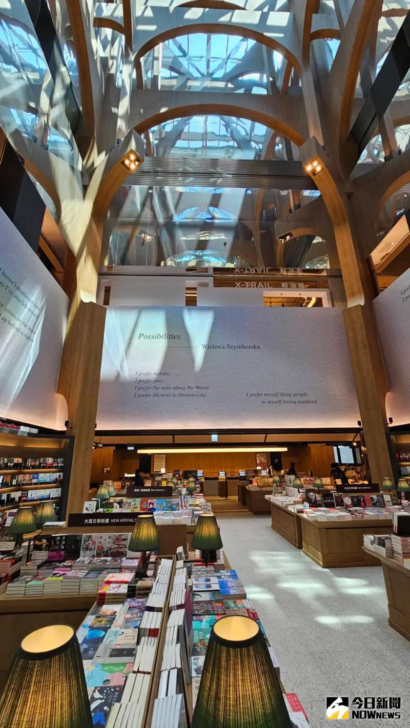 ▲新店裕隆城誠品生活新店之自營品牌面積占15到20%,容納了更完整的誠品自營品牌。圖為誠品生活新店之誠品書店(圖/記者許家禎攝,2023.9.20)