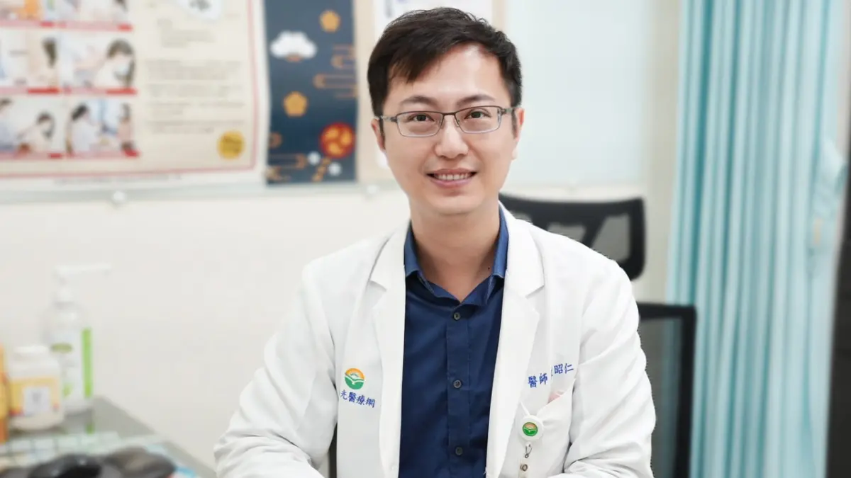 ▲佑昌馬光中醫診所院長陳昭仁建議可以「三穴道、兩茶飲」消脹氣。（圖／馬光中醫提供）