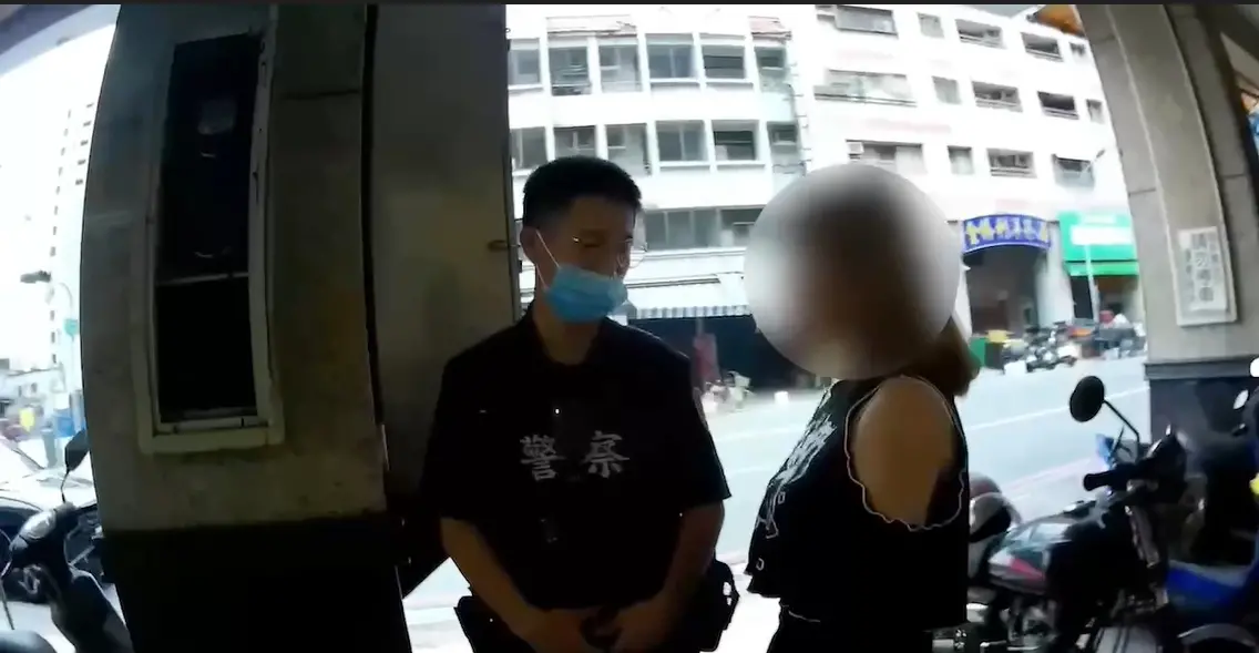 ▲女學生在交友軟體認識綽號「阿嘉」的陽光籃球員，碰面前卻要求須購買遊戲點數。（圖／翻攝畫面）