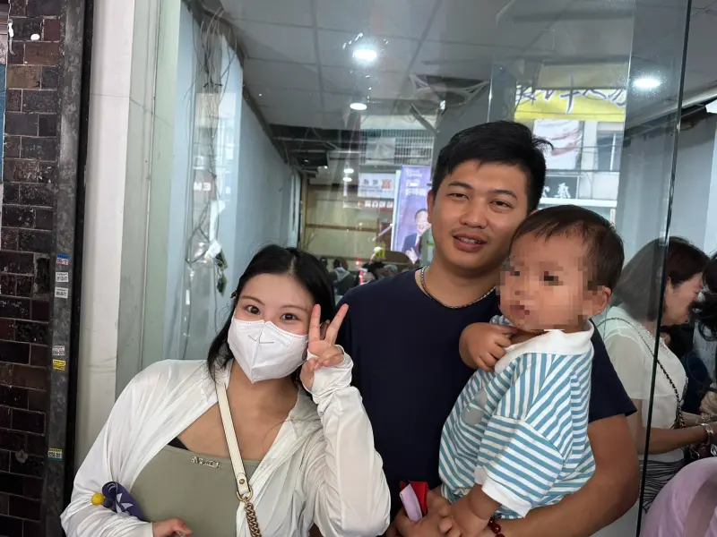 ▲挺著孕肚的新北李小姐說,郭台銘很棒沒政黨包袱,若郭不出來他們可能就不會投票。(圖/記者翁子竣攝)