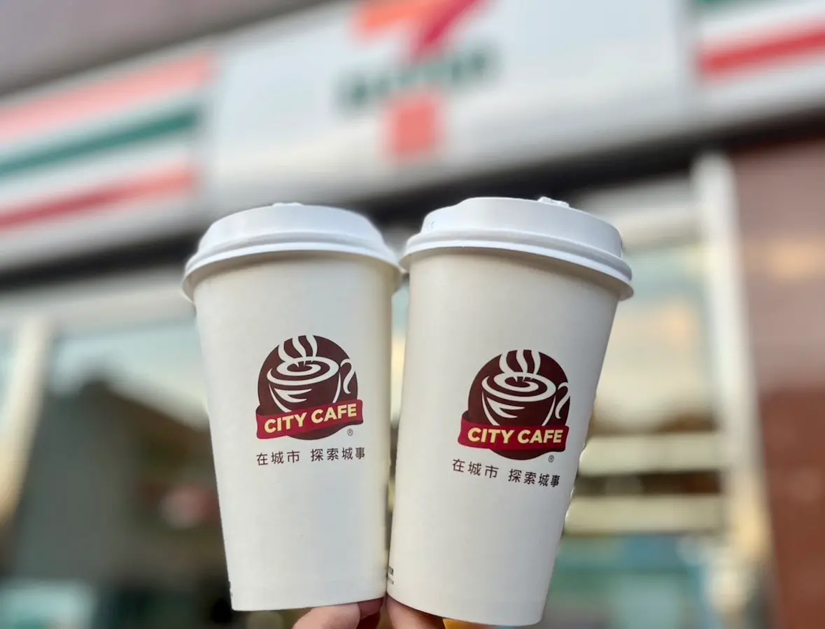 ▲7-11明（15）起自21日限定，全新加量20%乳量的「厚乳拿鐵」買2送2、可寄杯。（圖／業者提供）
