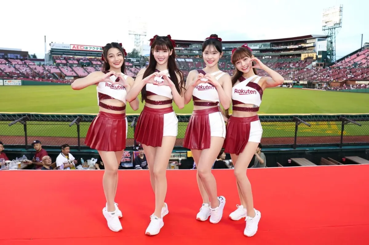 ▲味全龍啦啦隊，小龍女新成員林襄（右一）、李多慧（右二）將在開幕戰和老東家重逢，圖為四人前往日職樂天金鷲主場開球。（圖／樂天提供）