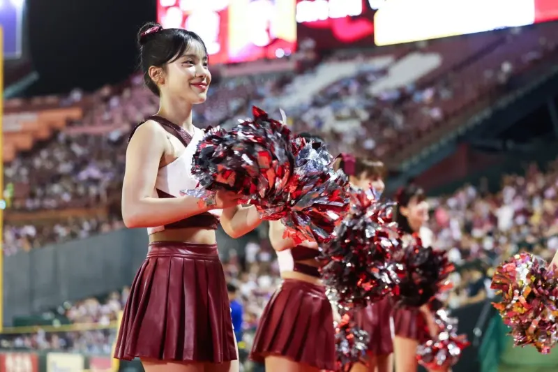 ▲樂天女孩林襄、李多慧「夢幻合體」！前進日職樂天金鷲主場開球。（圖／樂天提供）