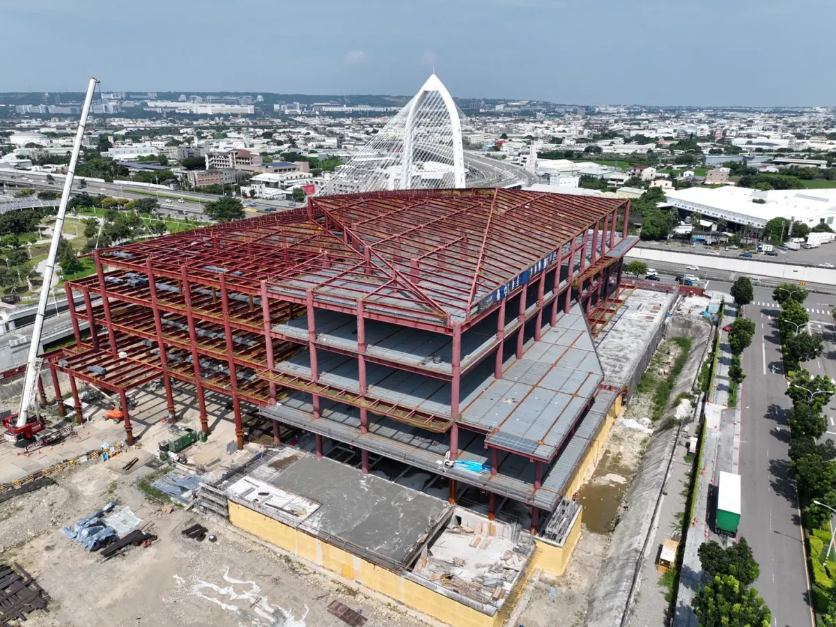 ▲水湳轉運中心上梁，下階段將進行內部結構及地下室裝修工程(圖／交通局提供2023.9.20)