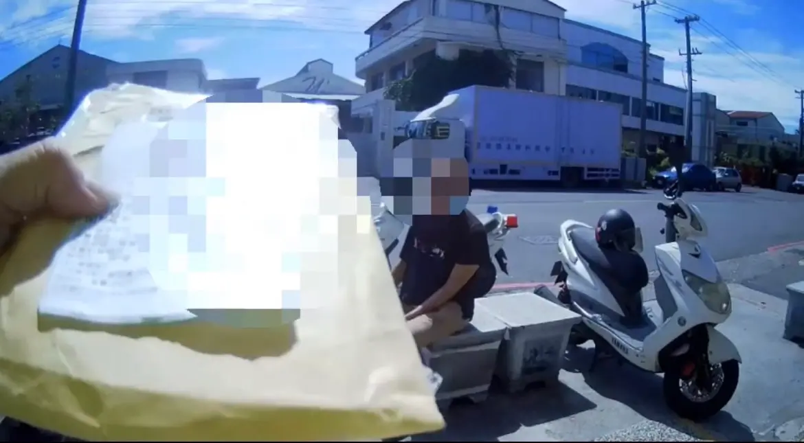 ▲李姓男子在LINE 被一名美貌女子加入好友後，以超商「店到店」的方式寄出身分證及金融卡，所幸超商店員驚覺有異報案，遭警將金融卡攔下。（讀者提供）