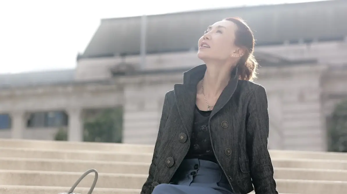 ▲張曼玉在倫敦購物被捕獲，私下無架子又親民，女粉絲離別前還忍不住激動爆哭。（圖 / OLAY提供）