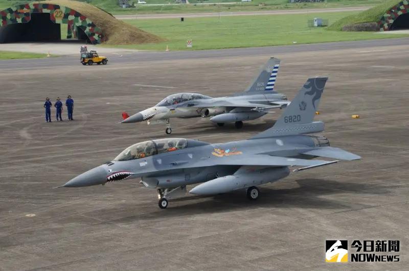 ▲抗戰勝利70週年推出飛虎隊塗裝的經國號與F-16型彩繪機。（圖／記者呂炯昌攝）