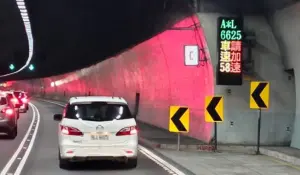 ▲雪山隧道從2020年起上路「慢速車警示牌」，但至今仍有不少駕駛沒在看，還是繼續當慢速車。（圖/宜蘭知識+）