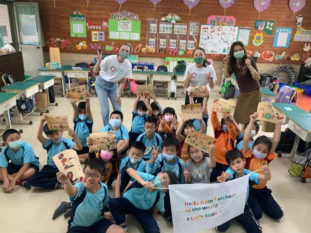 ▲外師帶領孩子認識SDGＳ永續發展目標(圖／教育局提供2023.9.21)
